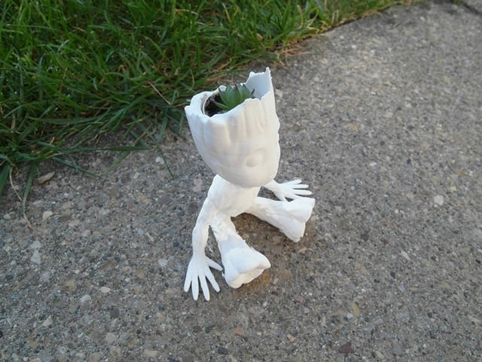 Self watering baby groot saksı (customizable) – 3D Baskı Modeli