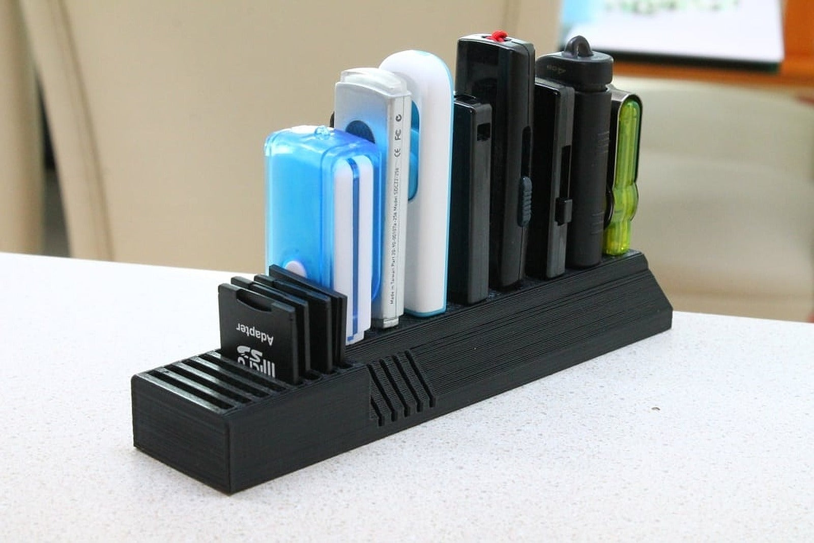 USB and SD card stand for wide USB sticks – 3D Baskı Modeli