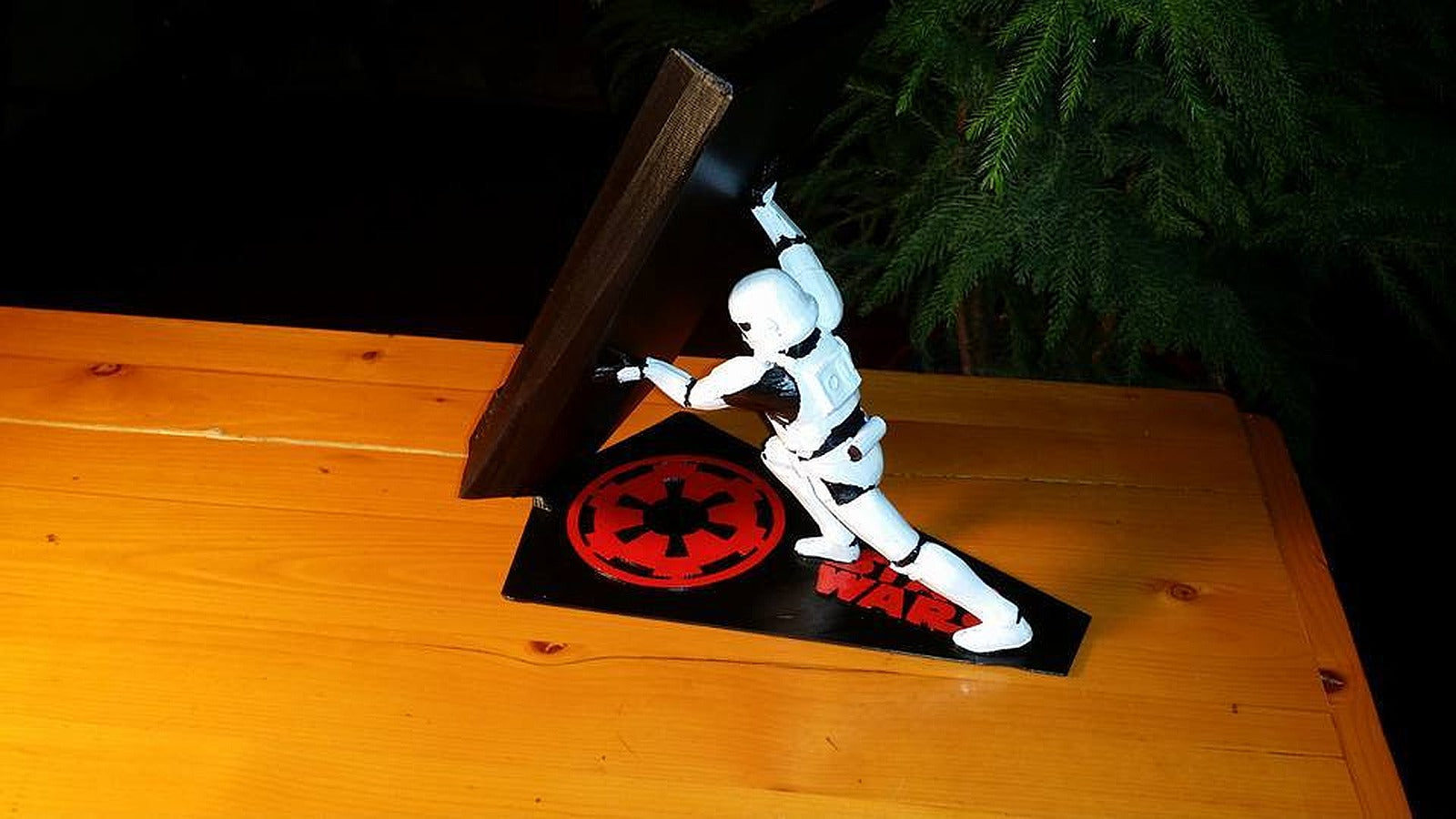 Star Wars Stormtrooper Universal/Intergalactic Cellphone Charging stand – 3D Baskı Modeli