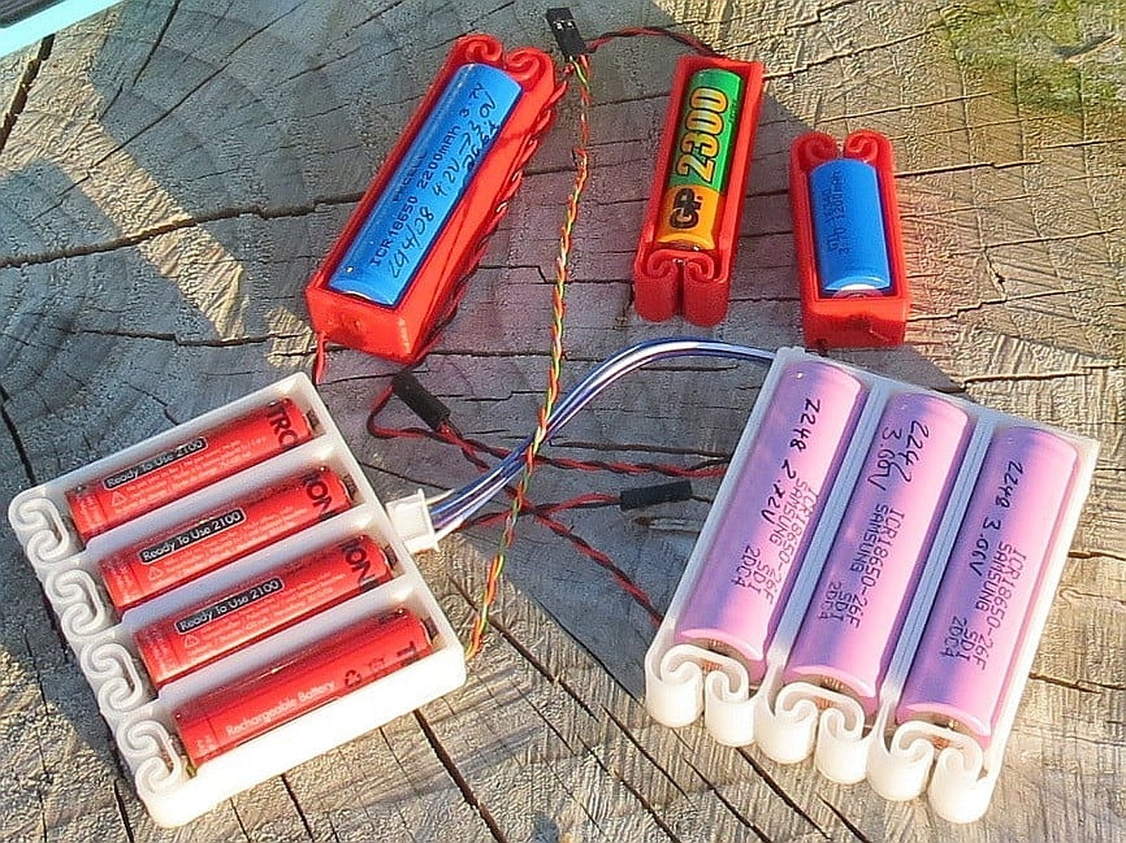 Flexing battery stand with integrated spring – 3D Baskı Modeli