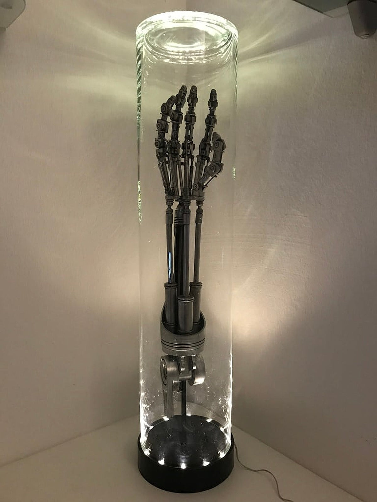 DIY Life-Size Terminator Arm Lamp – 3D Baskı Modeli