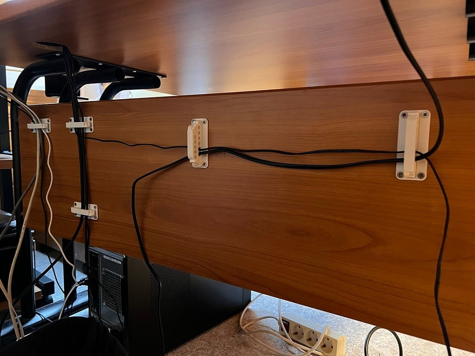 Screwable cable management clips (V2) – 3D Baskı Modeli