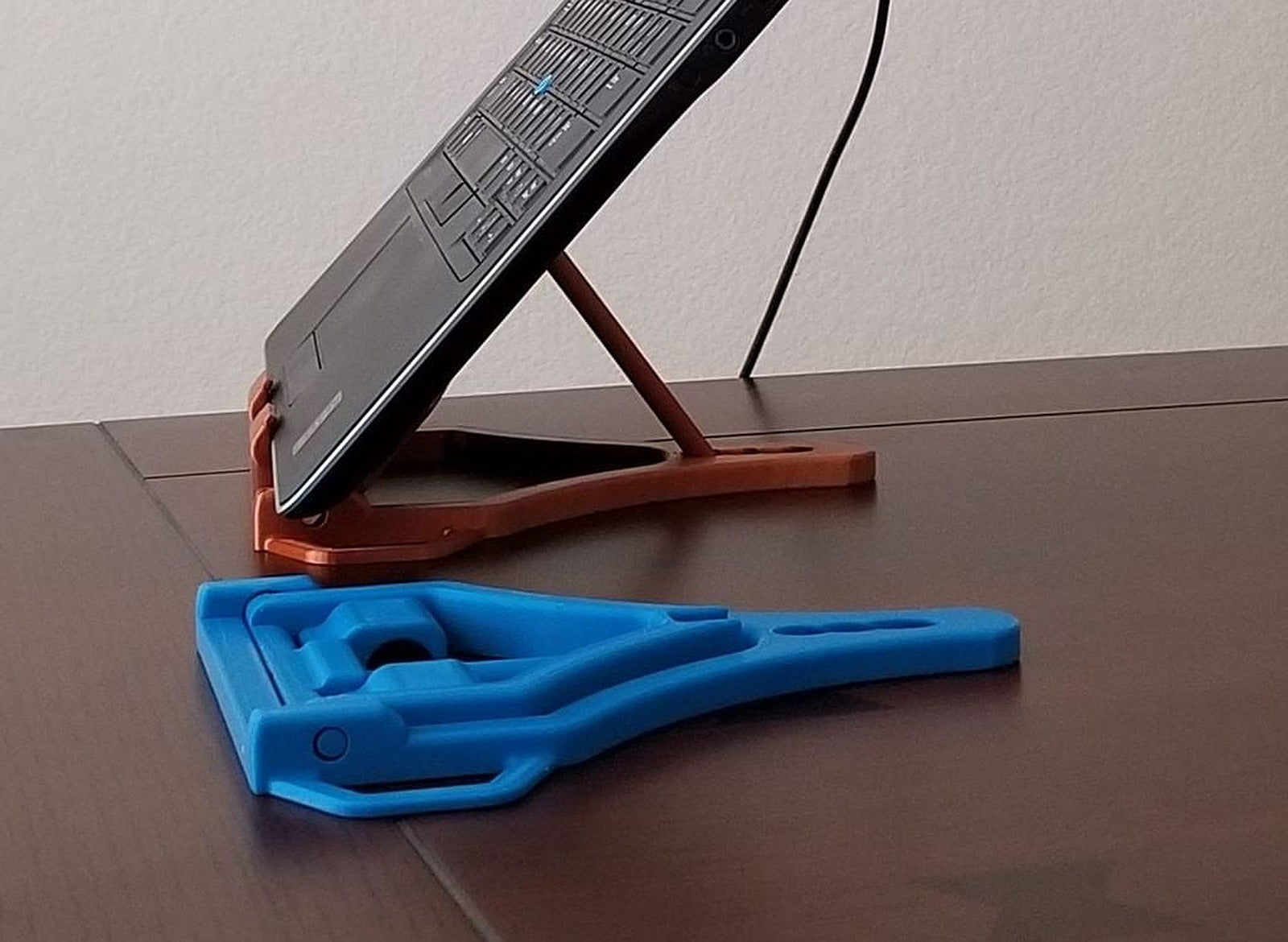 Foldable Laptop, Switch, Tablet, and Mobile telefon stand.  Prints fully assembled. – 3D Baskı Modeli