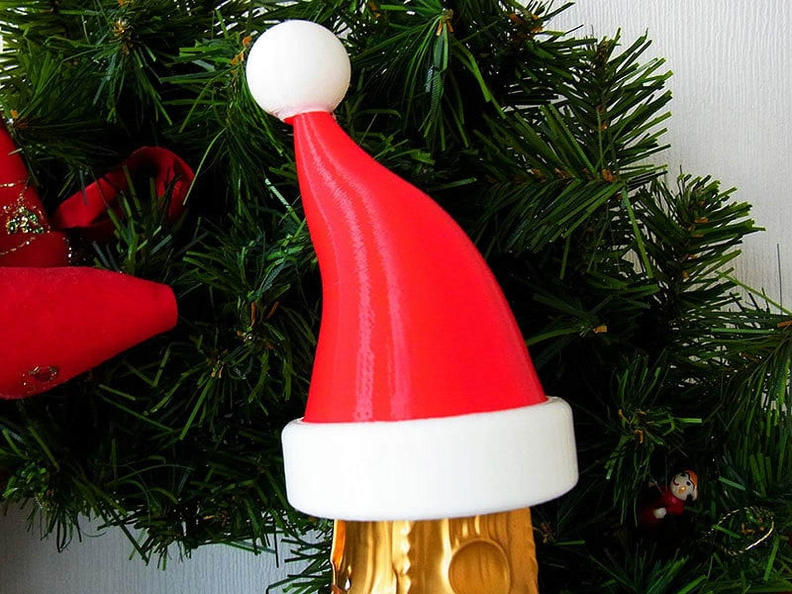 Santa Hat - Christmas decoration that fits onto the top of a bottle of Bubbly! – 3D Baskı Modeli