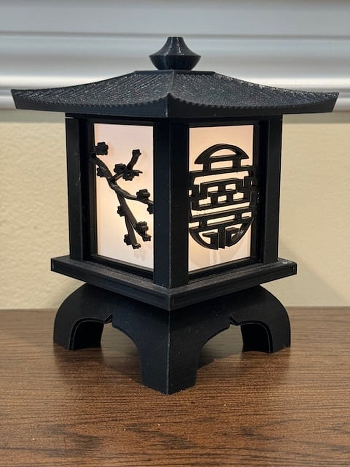 Electrified Japanese Garden Lantern with Seasonal Swappable Panels – 3D Baskı Modeli