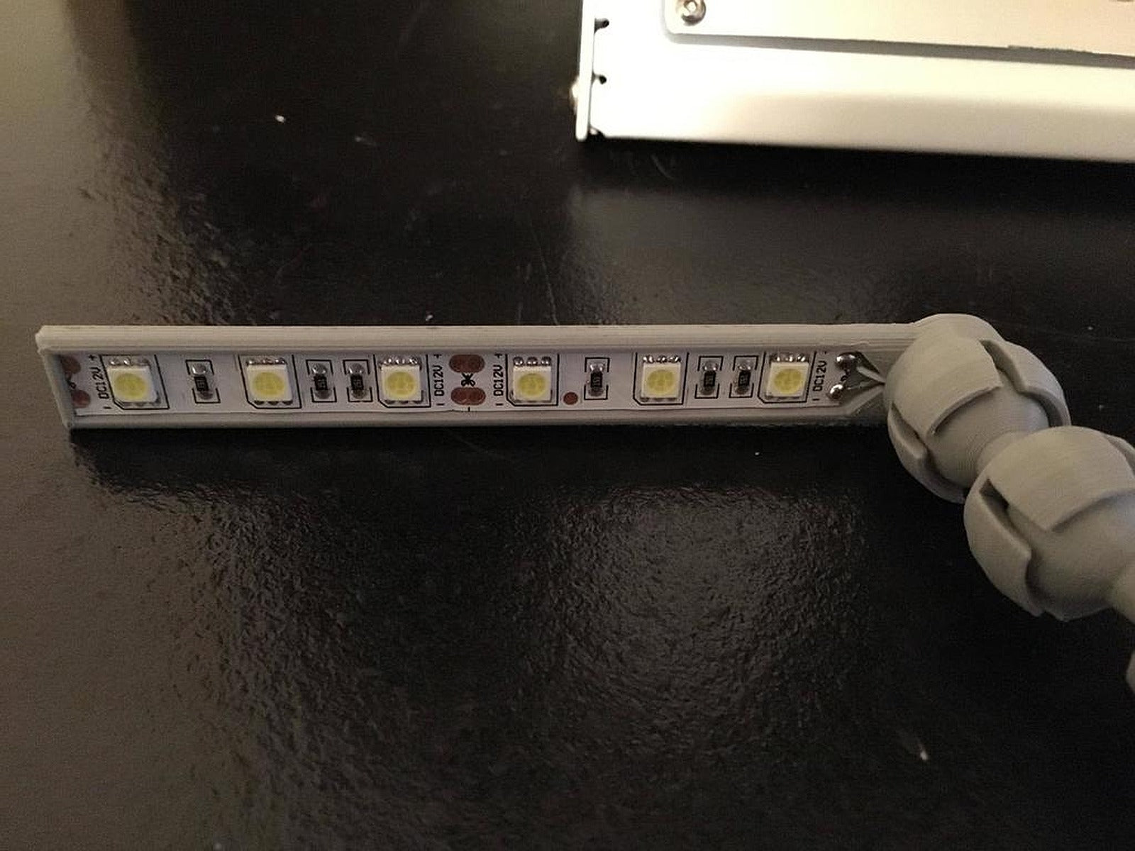 Ball and Socket LED Lamp for 10mm x 50mm LED Strip Sections – 3D Baskı Modeli