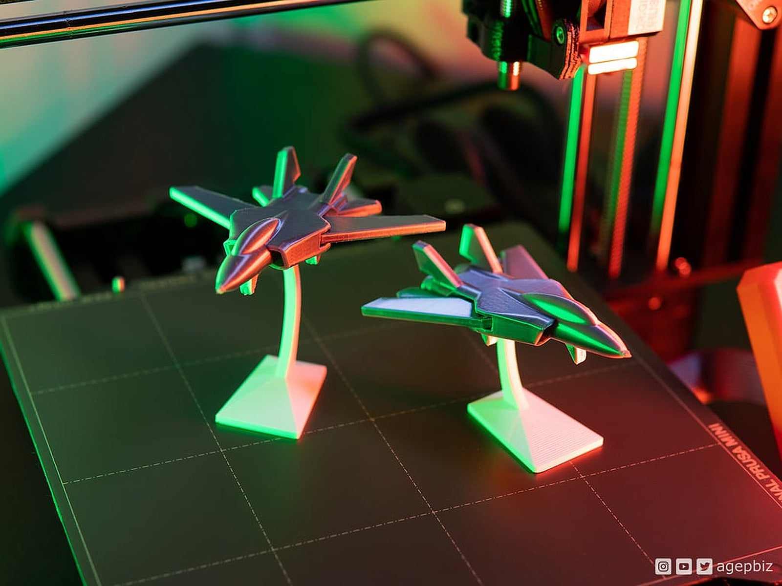 Print-in-place and articulated Jet Fighter with stand – 3D Baskı Modeli