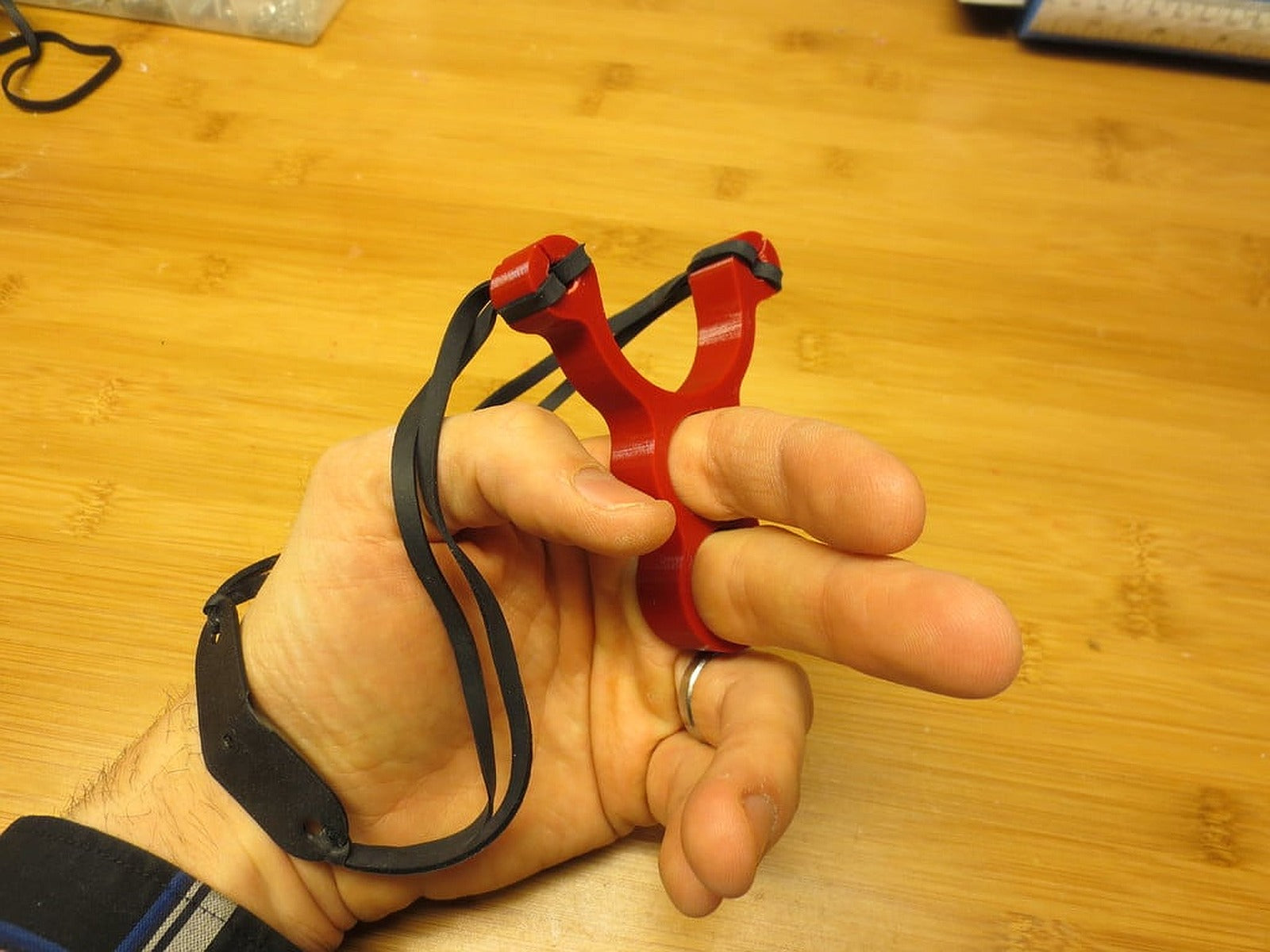 Mini Knuckle Slingshot & Flexible TPU Pouch – 3D Baskı Modeli