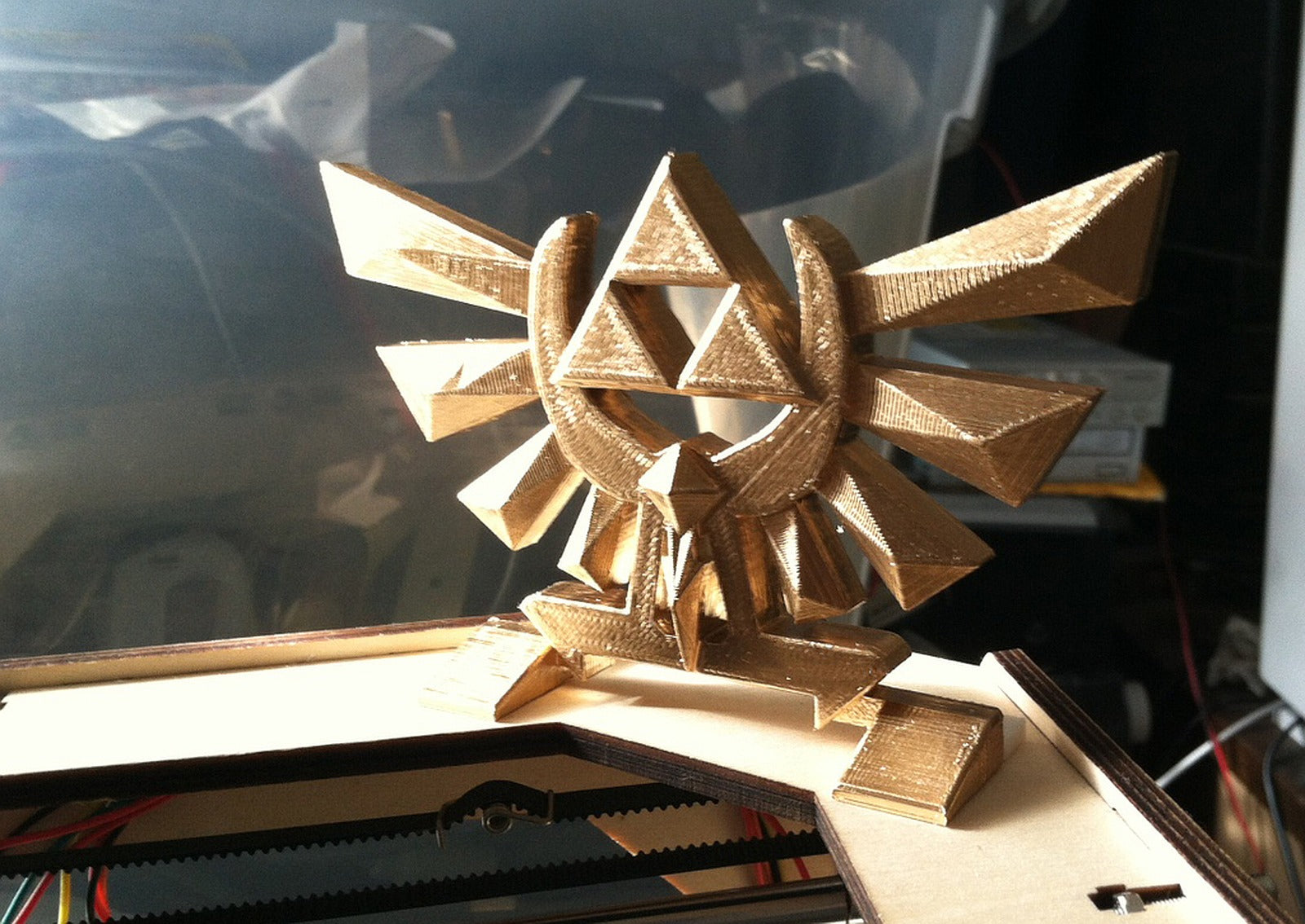 Zelda Hyrule Crest - Standing w/ leg bits - Print flat – 3D Baskı Modeli