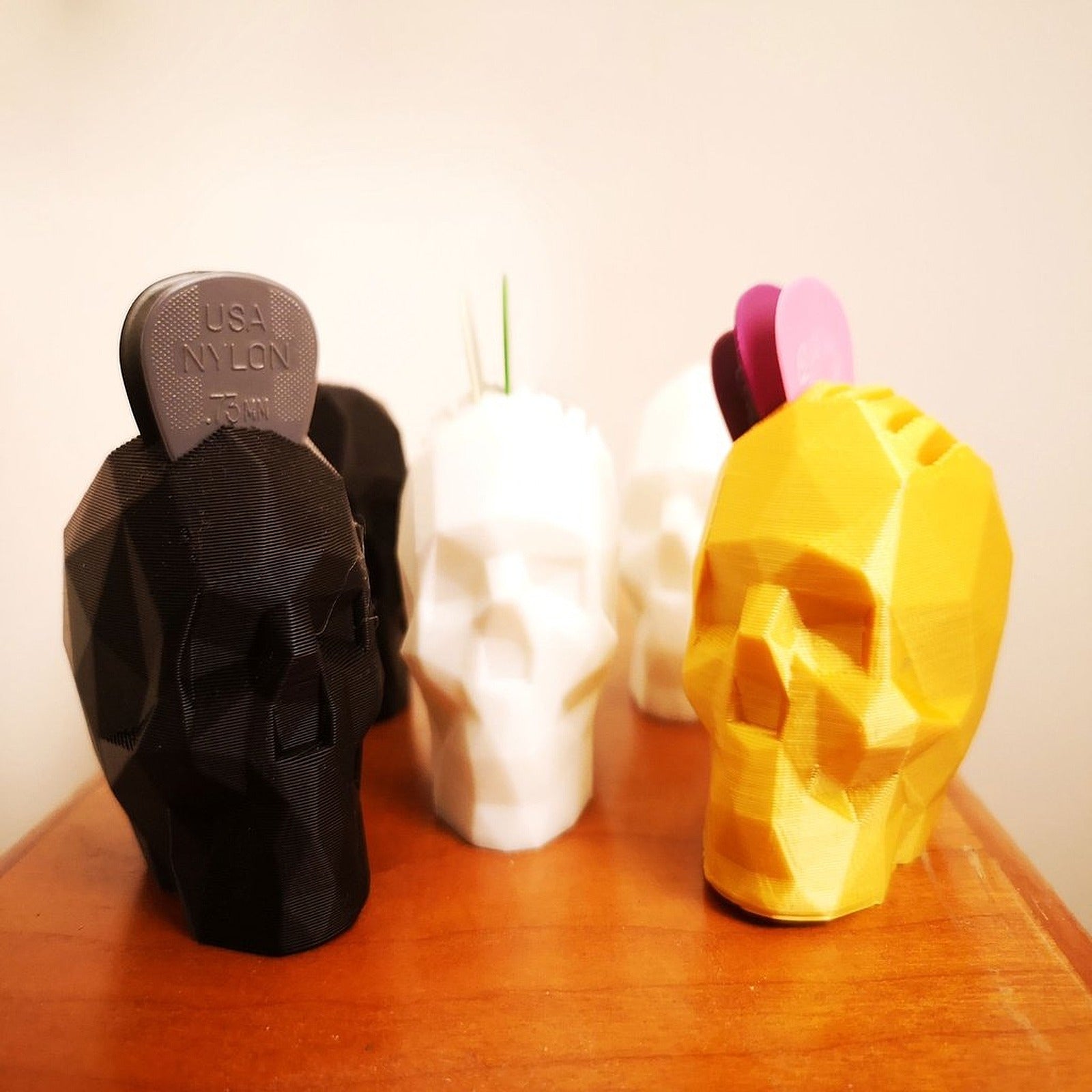 Guitar Pick stand - Low Poly Skull remix – 3D Baskı Modeli