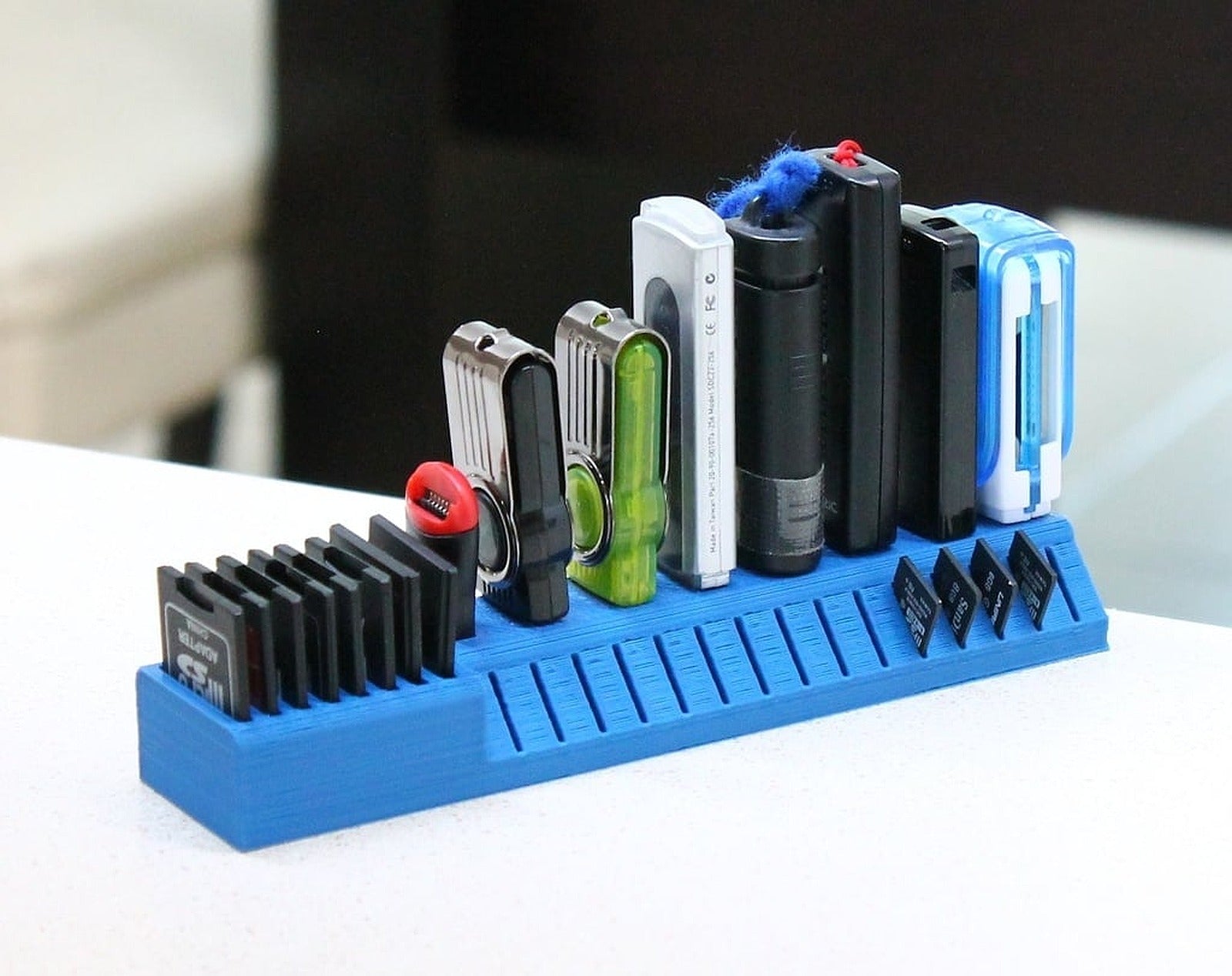 USB SD and MicroSD stand for wide USB sticks – 3D Baskı Modeli