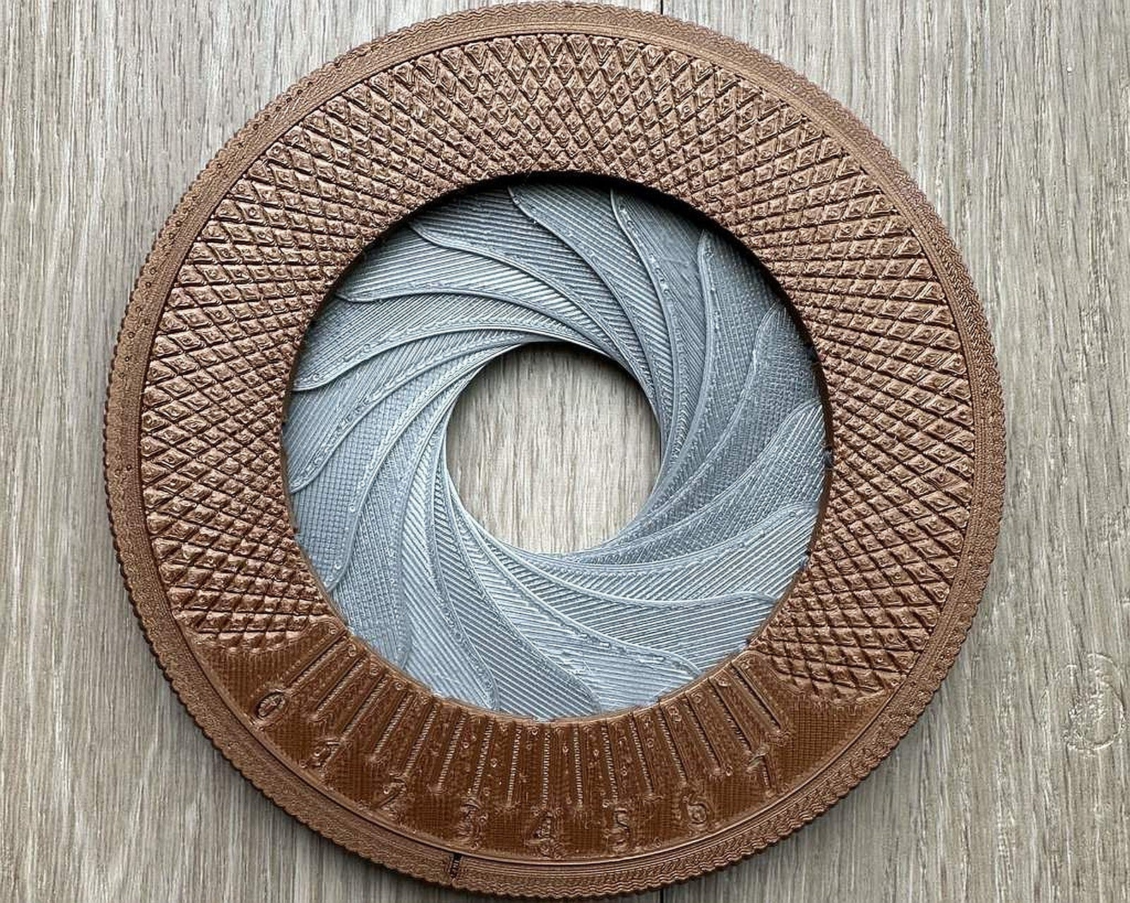 Iris Plotting Compass (No glue or screws, also an incredibly fun desk toy) – 3D Baskı Modeli