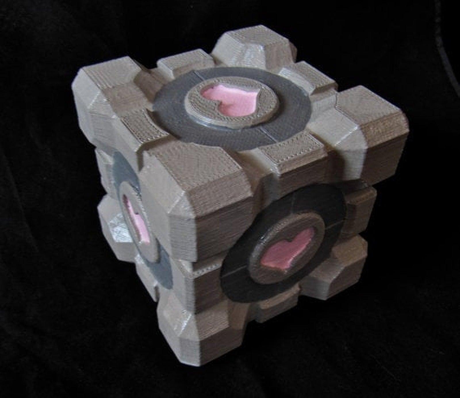 Portal Companion Cube (derivative, with hearts) – 3D Baskı Modeli